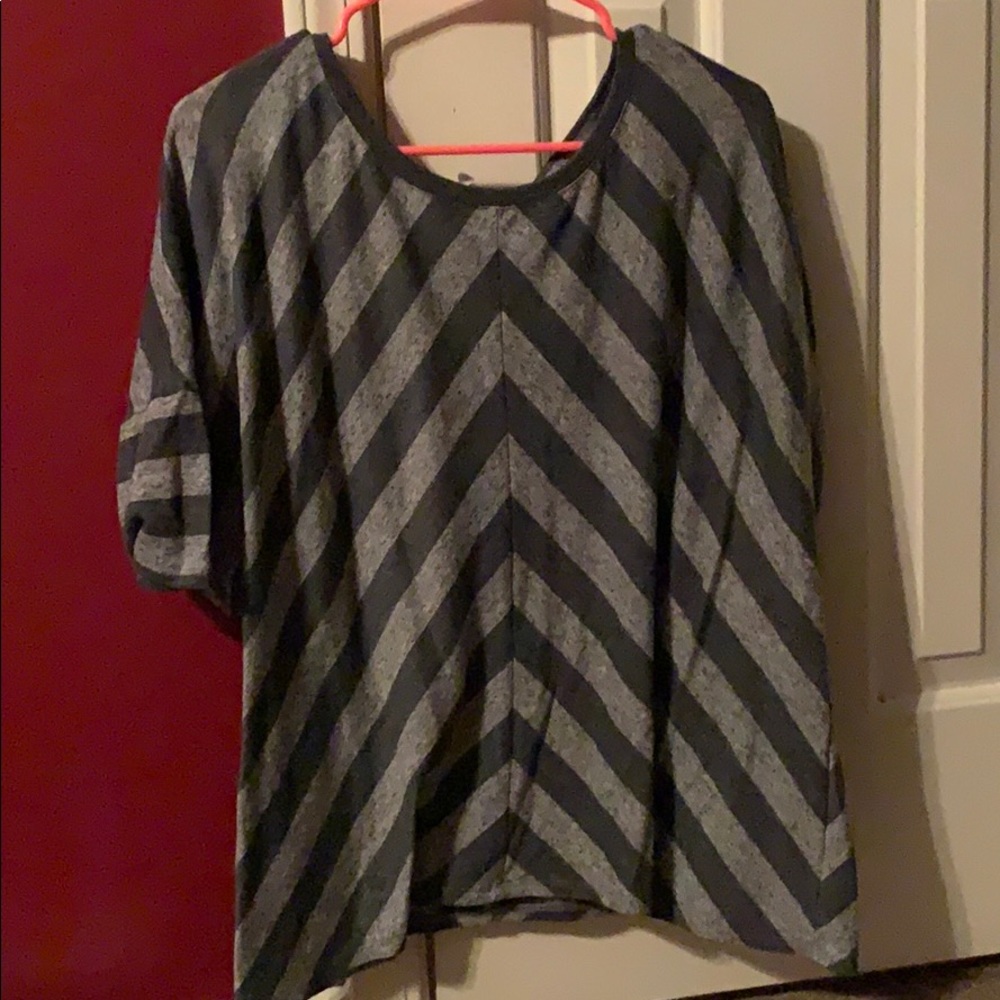 Batwing chevron gray top
